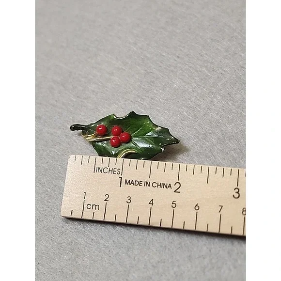 Vintage green holly leaf & red berries enamel brooch gold tone holiday pin - Picture 4 of 4